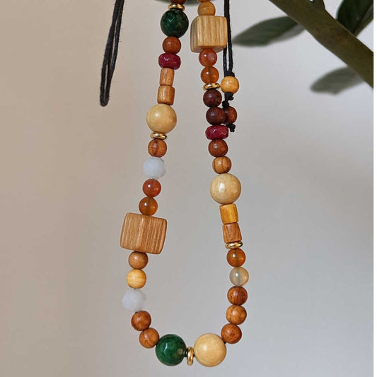 Halskette aus Holz und Edelsteinen bunt
