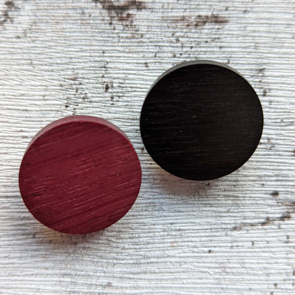 Ohrstecker Holz Ariana schwarz / purpurrot