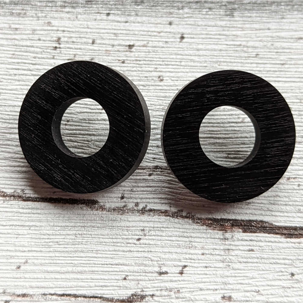 Ohrstecker Holz Samanta schwarz 20mm mit einem Loch