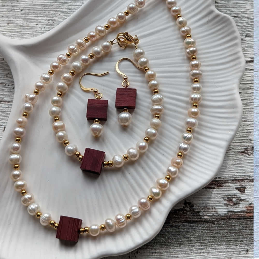 Schmuckset Kaiwana- Ohrringe, Halskette, Armband Holz und Perlen